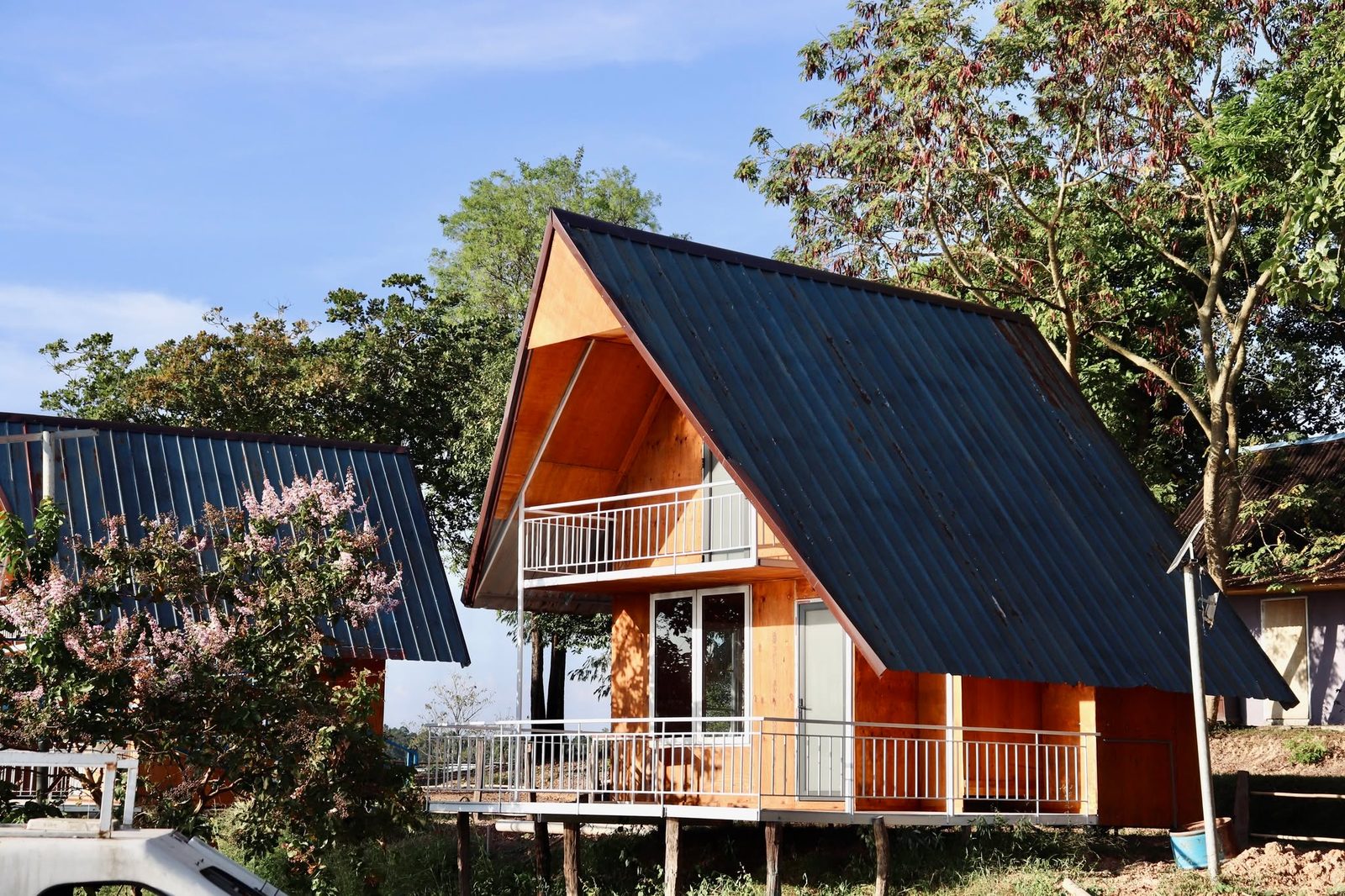 Bungalow gỗ mái xanh chữ A trên đảo Cao Minh