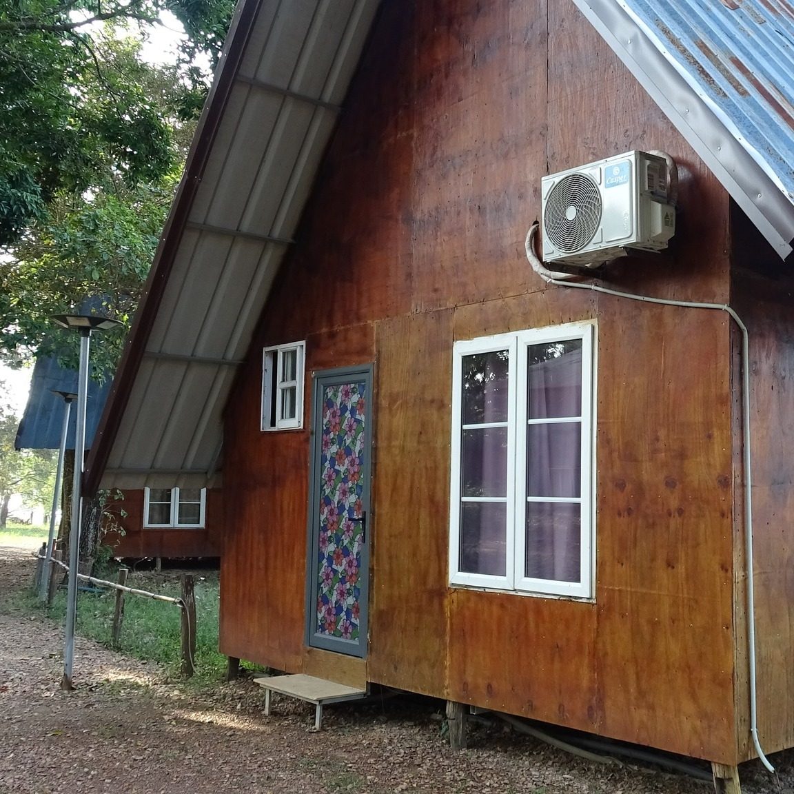 Bungalow gỗ có máy lạnh, cửa sổ nhìn ra vườn