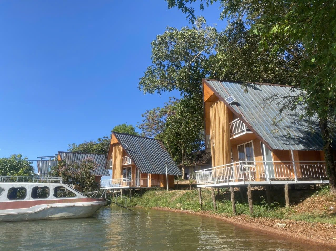 Bungalow và nhà gỗ trong khu lưu trú Cao Minh