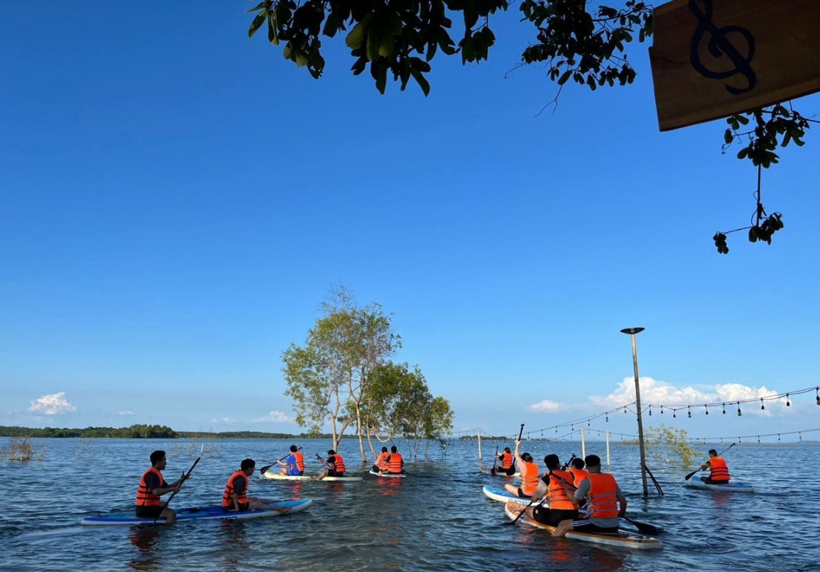 Đoàn khách chèo thuyền kayak trên hồ Trị An lúc chiều muộn